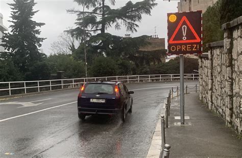 U Zavoju Kod Guvernerove Pala E U Rijeci Postavljen Panel Prometni Znak