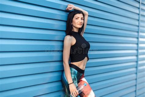 Brunette Mädchen Der Schönen Jungen Eignung in Der Spitze Und Gamaschen Mit