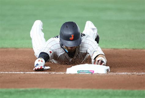 Wbc準々決勝＜日本・イタリア＞7回、2打席連続の二塁打で出塁した村上は、牧の右飛で三塁にヘッドスライディング （撮影・白鳥 佳樹） ― スポニチ Sponichi Annex 野球