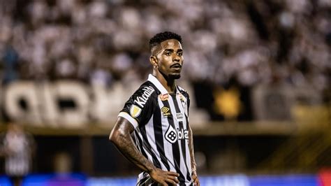 Vitória acerta compra do lateral Hayner que está no Santos emprestado