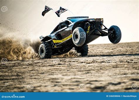 Coche Buggy De La Carretera En Las Dunas De Arena Del Desierto De