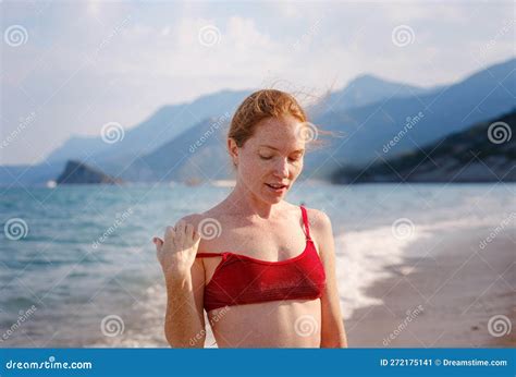 Gingembre Femme En Bikini Rouge Sur La Plage Tropicale Image stock Image du détente visage