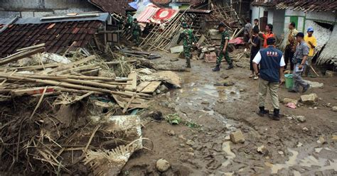 Indon Sie Au Moins Morts Dans Des Inondations Et Glissements De