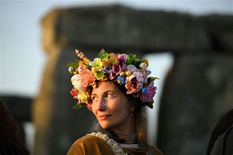 Pix Solstice Brings Thousands To England S Ancient Stonehenge