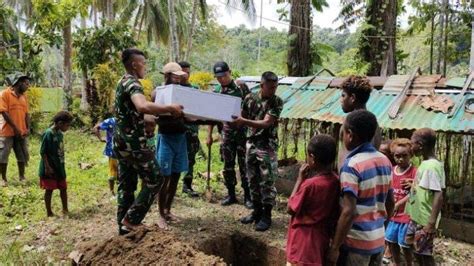 Satgas Pamtas Yonif Rks Bantu Proses Pemakaman Di Papua Warga