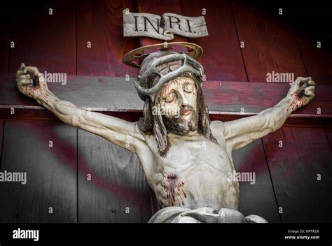 Sangrado El Cuerpo De Jesucristo Crucificado En Una Cruz De Madera