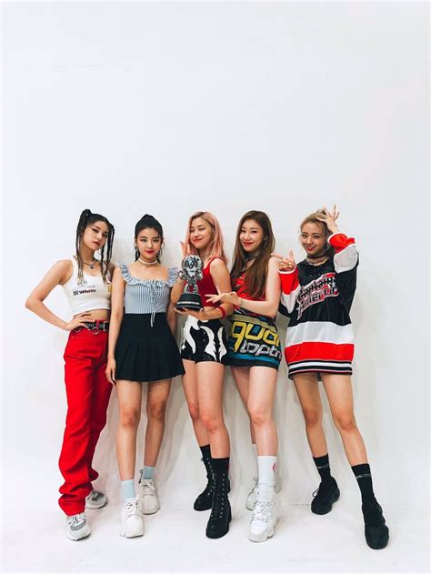 Itzy On Twitter Kpop Outfits Kpop Fashion Itzy