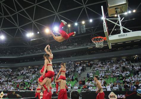 Basketball Freestyle and Basketball Dunking Entertainment - Streets United