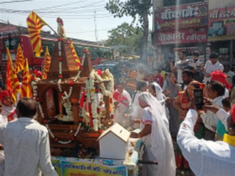 हर हर महादेव से गूंजे नगर के शिवालय भगवान शिव पार्वती की सजाई झांकी