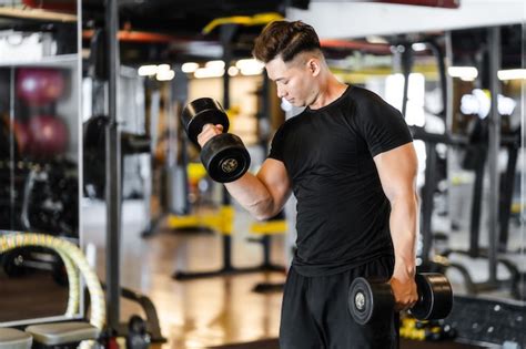 Hombre Haciendo Ejercicio En El Gimnasio Foto Premium