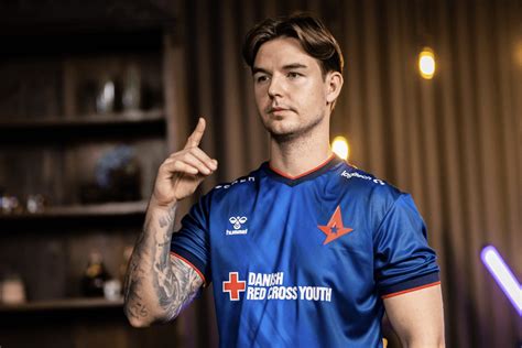 dev1ce has just played his 100th career map versus Liquid, he is 75-25 ...