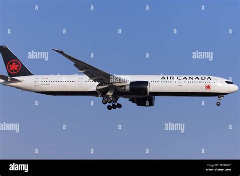 Air Canada Boeing 777 300er C Fitu Landing At Pearson Airport