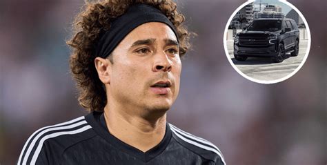 Guillermo Ochoa se roba todas las miradas al volante de su carro más