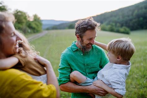 Feliz Familia Joven Que Pasa Tiempo Juntos En La Naturaleza Verde Foto