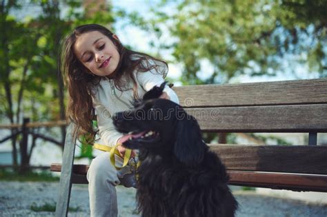 Garotinha E Seu Cachorro Durante Uma Caminhada Ao Ar Livre O Conceito