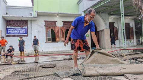 Komunitas Resik Resik Masjid Bantu Bersihkan Secara Sukarela Terdampak