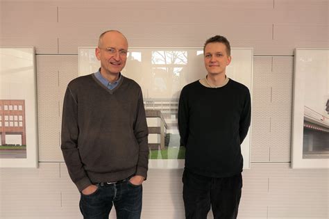 Richard l und Jonathan Schmalöer in der Ausstellung im Gartensaal