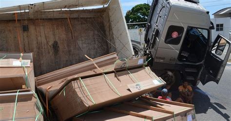 G1 Caminhão carregado madeira MDF tomba na entrada de Aracaju