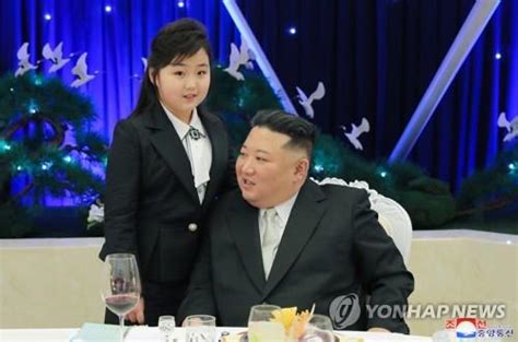 Kim Jong Un Se Rend Dans Des Casernes Avec Sa Fille Agence De Presse Yonhap