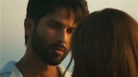 Kriti Sanon And Shahid Kapoor Kiss Scene In Terri Baton Mein Aisa Uljha