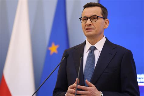 Premier Morawiecki przyglądamy się sytuacji na rynku finansowym w