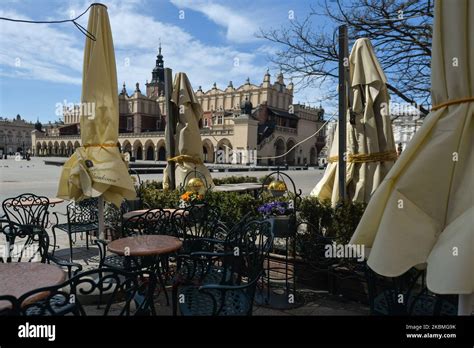 Una Vista De Las Terrazas Cerradas De Los Restaurantes De La Plaza Del