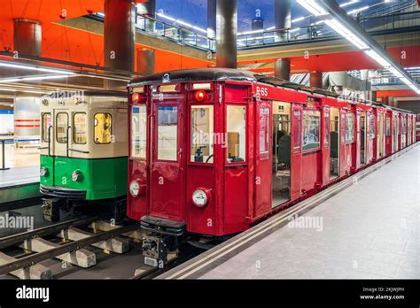 Histórico Tren De Metro En La Estación De Metro De Chamartín Madrid