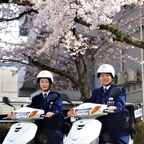 大阪府警察さんのインスタグラム写真 大阪府警察instagram「【第2回広報用フォトコンテスト優秀作品 『花、二輪！』】 先般、大阪府警察で実施した第2回広報用フォトコンテストの