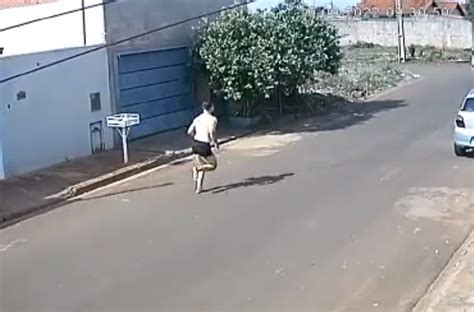 VÍDEO Homem é flagrado de cueca correndo atrás de mulher e para após