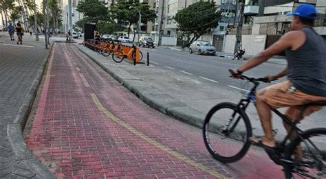 Ciclistas Irrespons Veis Pedalam Em Alta Velocidade Na Avenida Boa Viagem