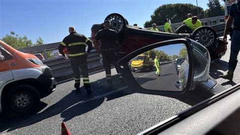 Incidente Fra Due Auto Sulla Palermo Catania X Si Ribalta Tre