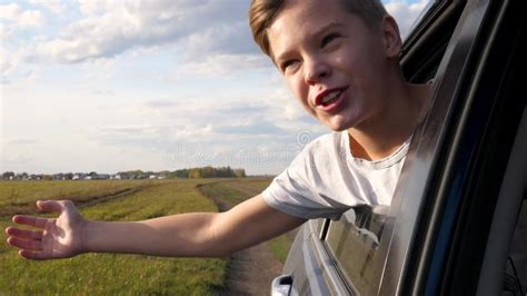 Un Ragazzo Guarda Fuori Dal Finestrino Dell Auto E Onda L Auto Si Sta