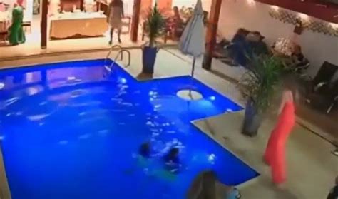 Menino De Dez Anos Pula Na Piscina Para Salvar Irm O De Tr S Anos