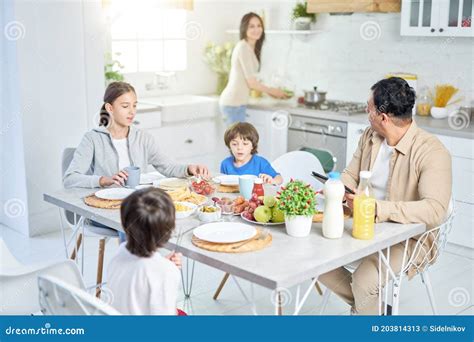 Familia Latina Cenando Juntos En Casa Mujer Sirviendo Una Comida Para