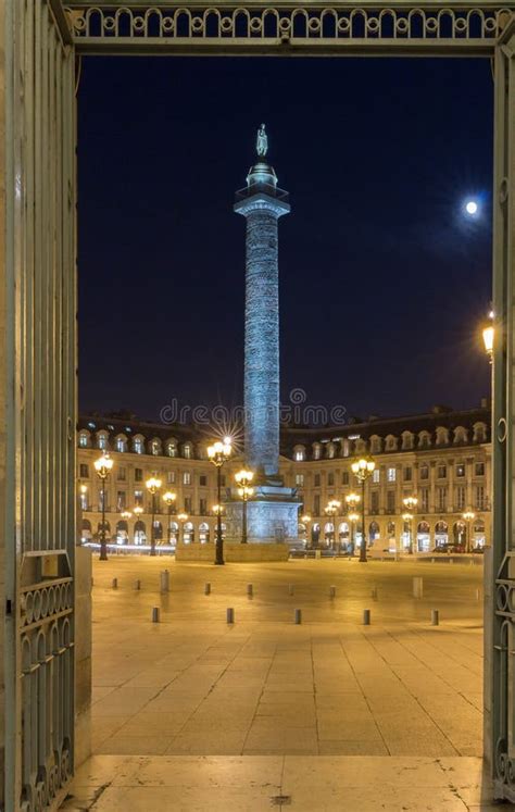 Columna De Vendome Con La Estatua De Napoleón Bonaparte En La Plaza