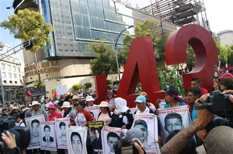 Madres y Padres de los 43 Normalistas AMLO Nos ha Mentido Engañado y