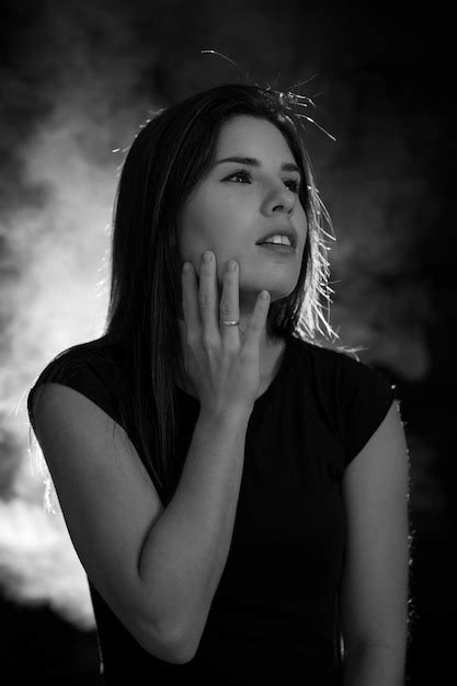 Retrato De Una Mujer Joven En Blanco Y Negro Con Fondo Negro Y Humo