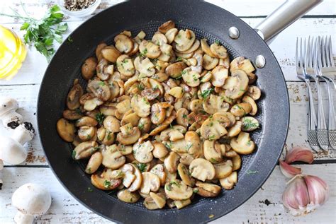 Champiñones al ajillo receta clásica tradicional y muy fácil de hacer