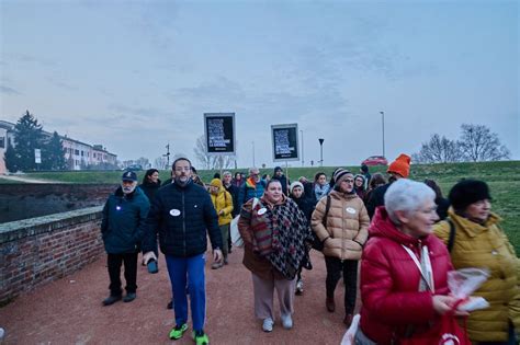 Un Centinaio Di Persone Alla Marcia Al Buio La Voce Di Mantova