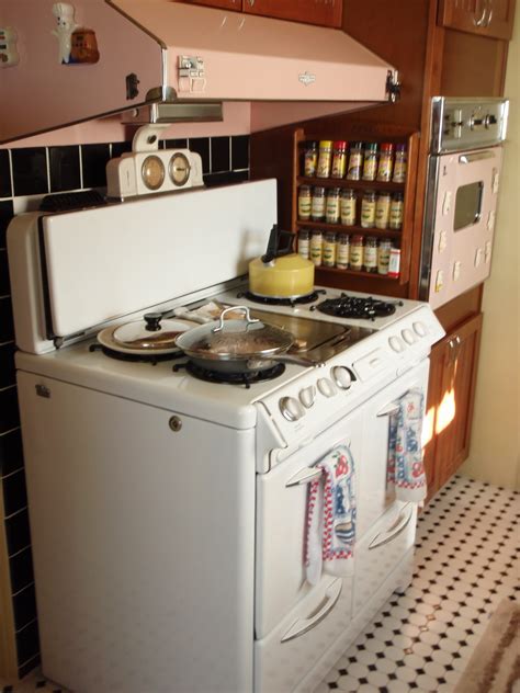 208 Pictures Of Vintage Stoves Refrigerators And Large Appliances Retro Renovation