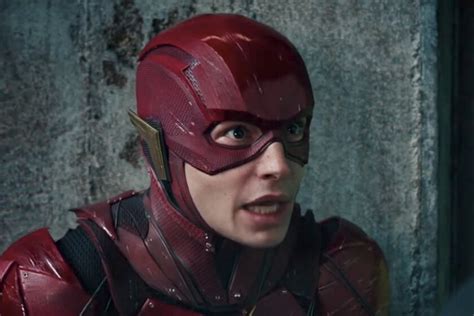 Ezra Miller Se Cuela En La Batcueva En El P Ster Oficial De The Flash