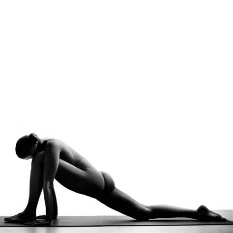 Bộ ảnh Nude Yoga Girl gây sốt cộng đồng mạng