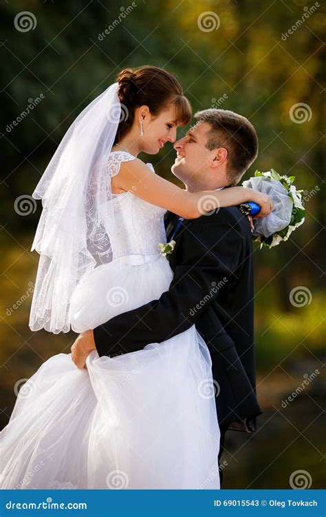 Novia Y Novio Felices En Su Boda Imagen De Archivo Imagen De Lazo