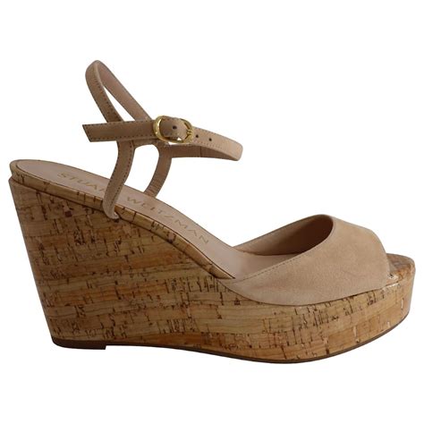 Stuart Weitzman Sandales compensées à bride de cheville en suède nude Suede Chair ref