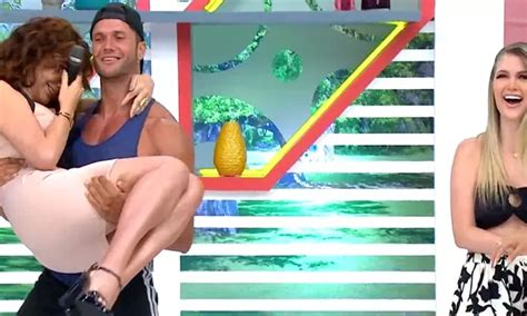 Fabio Agostini Sorprendi A Janet Barboza Al Cargarla En Vivo