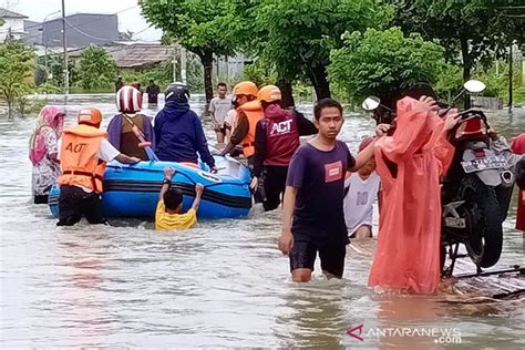 Sar Gabungan Evakuasi Warga Makassar Yang Terjebak Banjir Antara News