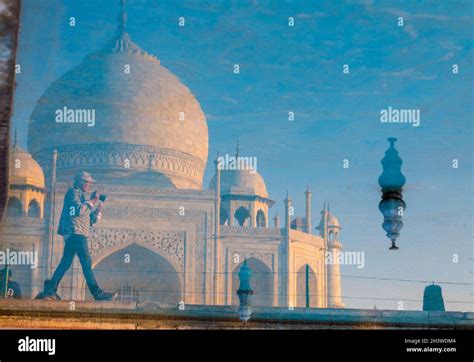 Piscina de reflejo de taj mahal fotografías e imágenes de alta