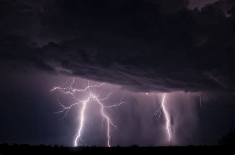 Papel de parede panorama noite céu nuvens relâmpago tempestade