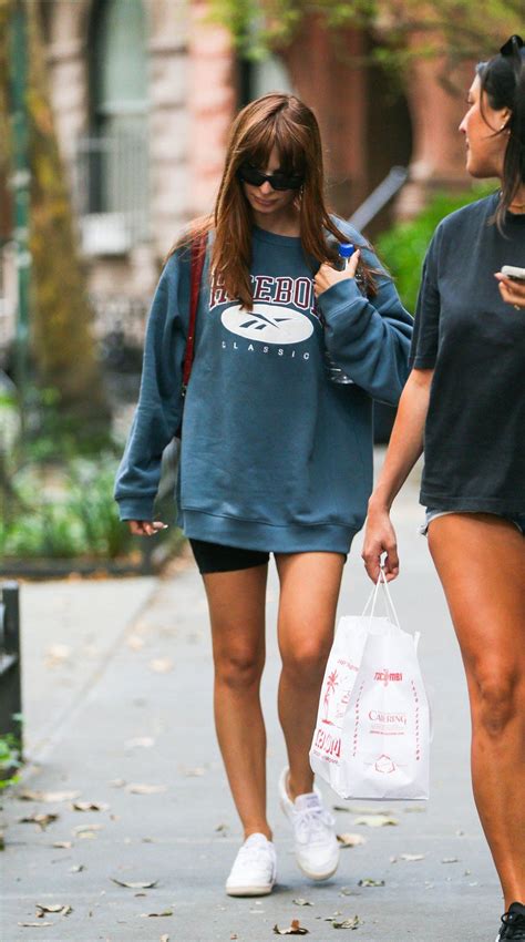 Emily Ratajkowski Is Committed To The Summer Sneaker Artofit