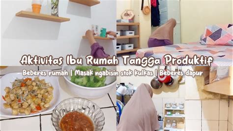 Aktivitas Ibu Rumah Tangga Produktif Bersih Bersih Rumah Dan Masak